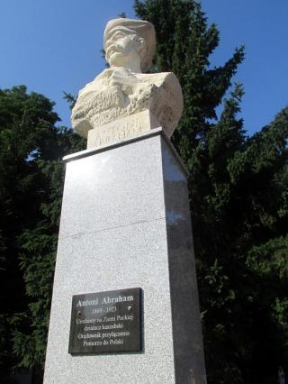 Władysławowo Atrakcja Warto zobaczyć Pomnik Antoniego Abrahama